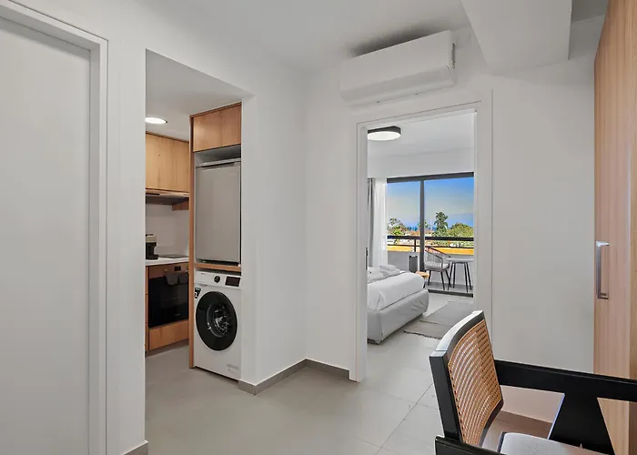 Finikoudes Marina View 202 *